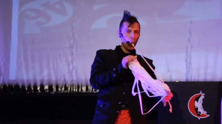 Massimo durante un numero di magia sul palco.
